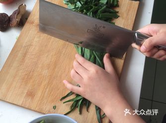 学做一道炒菜。也是利用这个机会第一次教孩子做菜