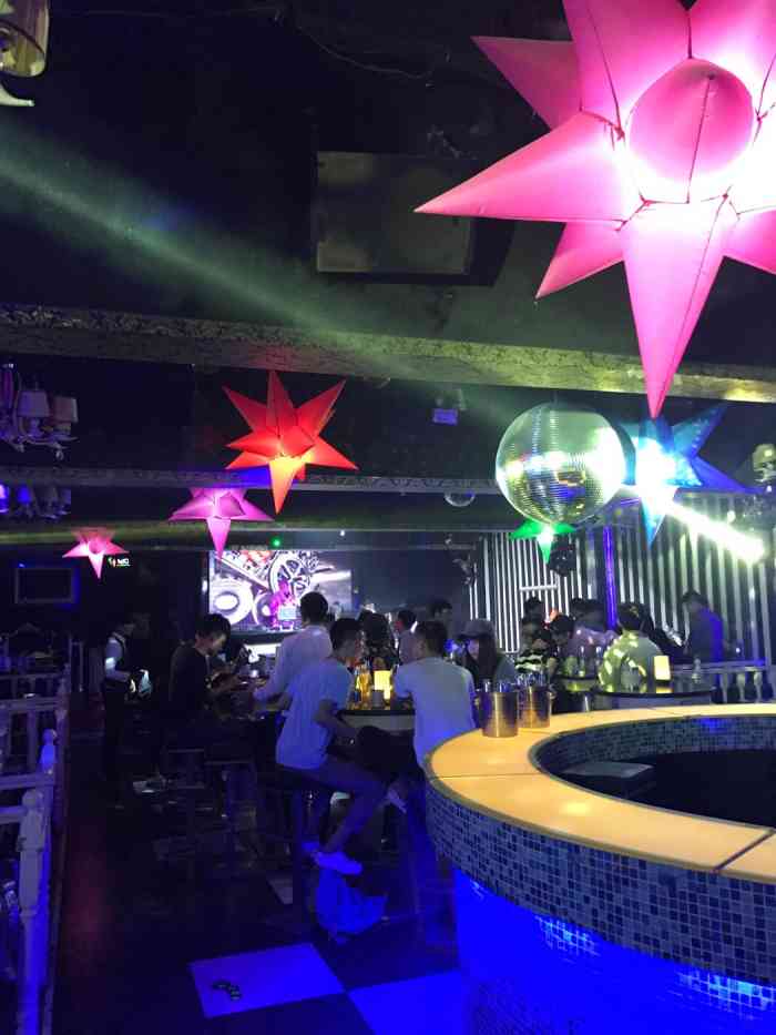 陌陌酒吧(西溪路店)-"目前人气不高,祝生意兴隆起来,一起嗨起来.