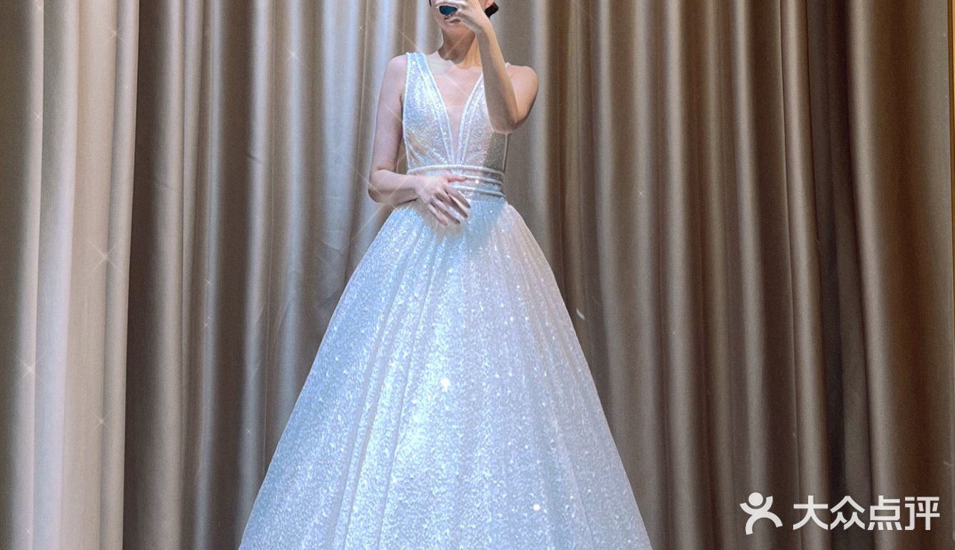 每个女孩都对自己穿上婚纱的样子
充满各种美好幻想..☁