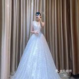 每个女孩都对自己穿上婚纱的样子
充满各种美好幻想..☁