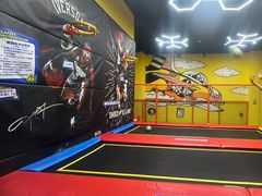 -爱蹦iBOON蹦床运动馆(江汉店)