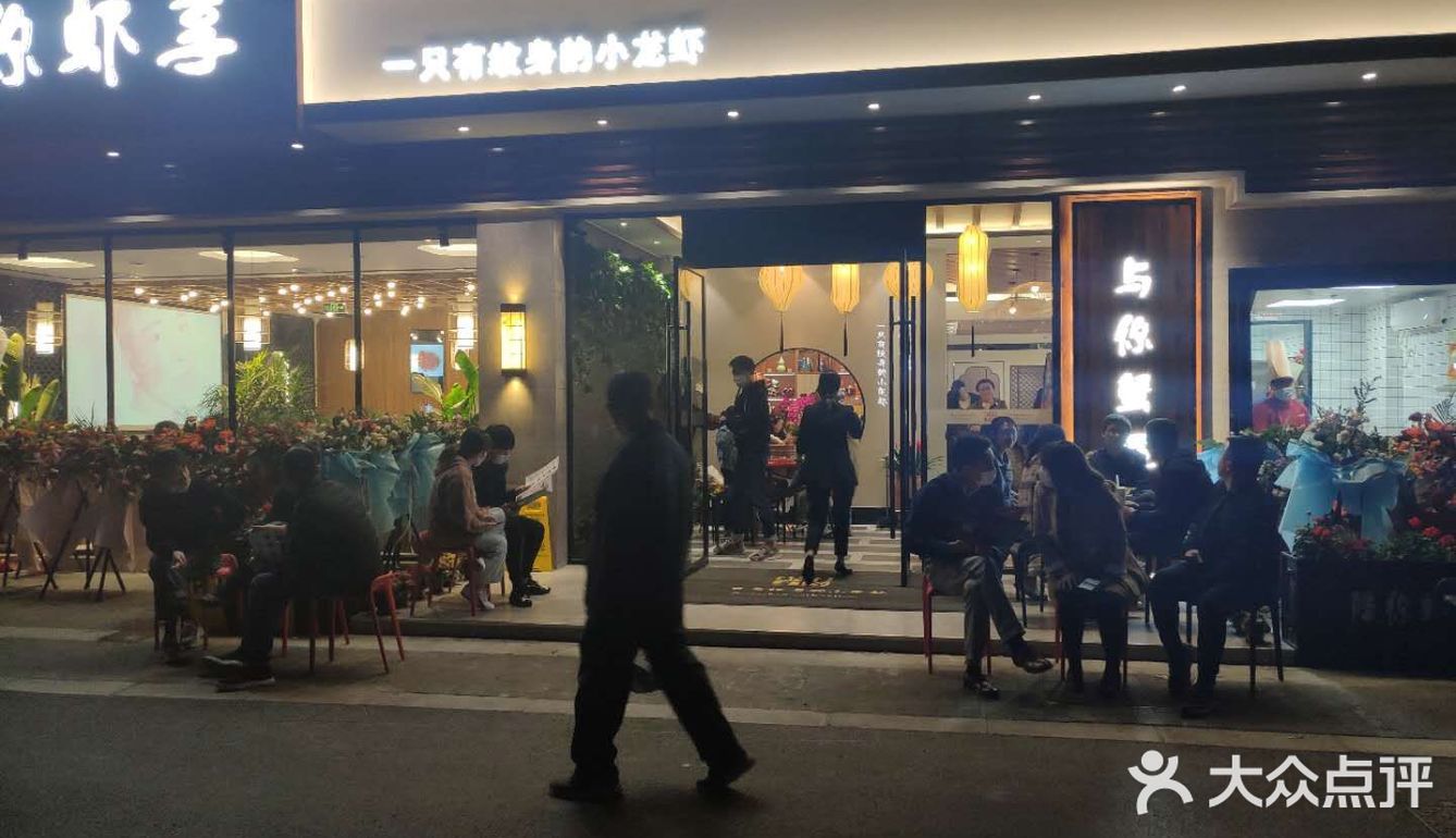 人气非常的旺。好在店面比较大，能容纳很多客人
