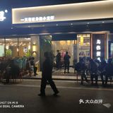 人气非常的旺。好在店面比较大，能容纳很多客人