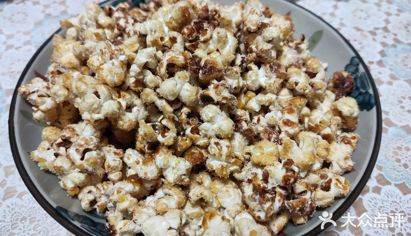 再下爆裂玉米开火煮至第一粒玉米爆开盖上锅盖