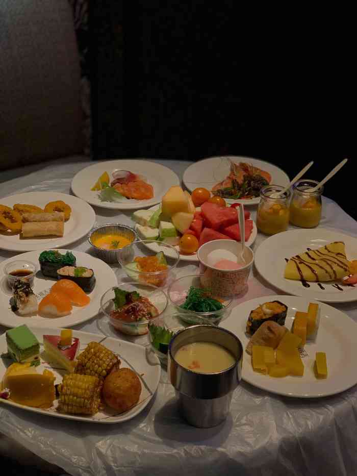 很好的一家ktv,环境不错 也很大 虽然没吃自助餐 但是k歌设备质量不错