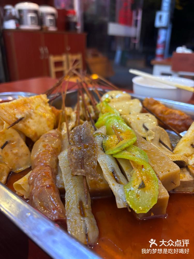 它的名称可以是串串香,麻辣烫,油卤串串等等,不过,对于剑阁人来说,总