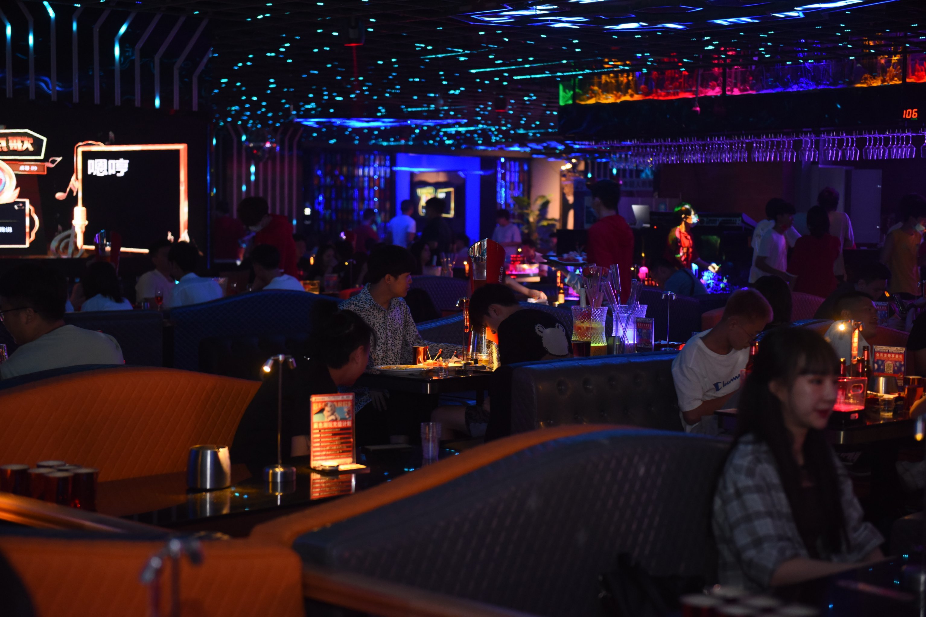 环境和氛围都超级棒的一家辰色酒馆