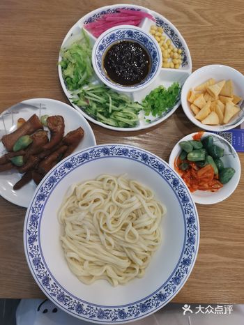 要不要来一碗面汤。店里还有免费的小零食和咸菜