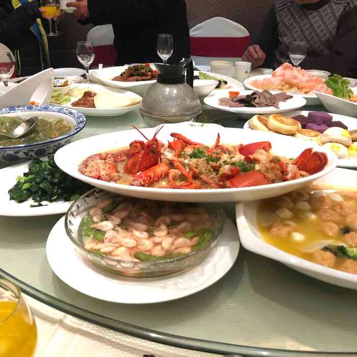 打分 棒!吃的团圆饭,饭菜味道和服务都蛮好的!