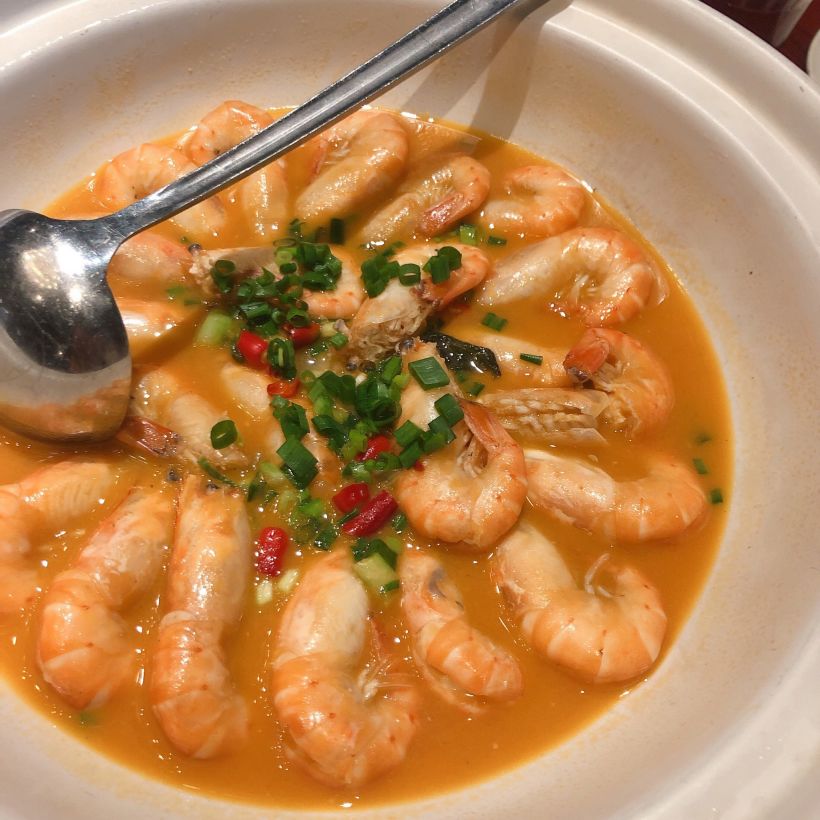 「酸汤罗氏虾」用的是番茄熬出来的汁,但虾煮过头了反而没那么新鲜