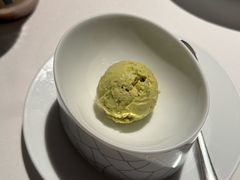 牛油果冰淇淋-荣轩(新荣记环球金融中心店)
