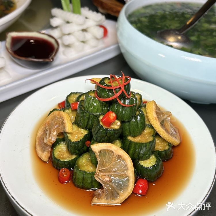 从江湖菜到传统川菜都能找到身影,吃上鲜活美味的菜肴