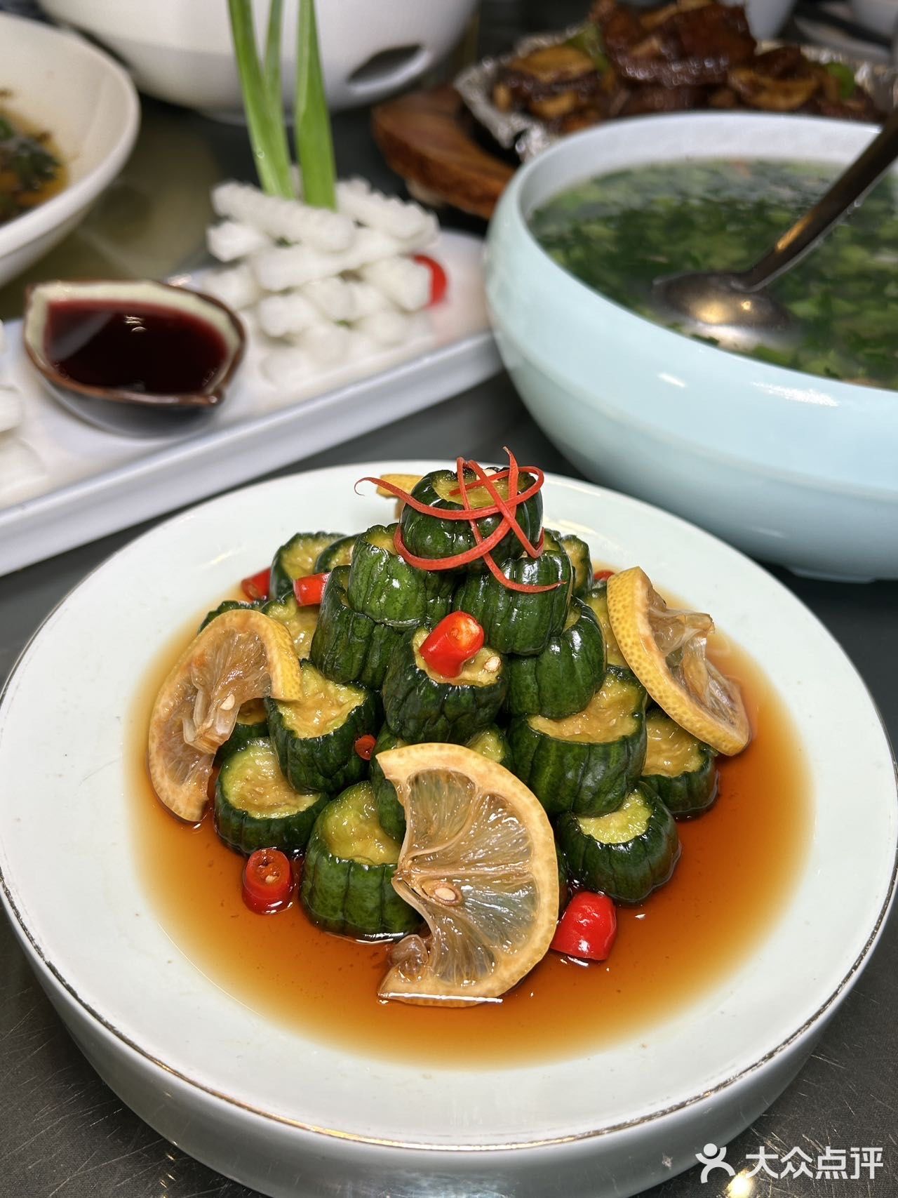 从江湖菜到传统川菜都能找到身影，吃上鲜活美味的菜肴