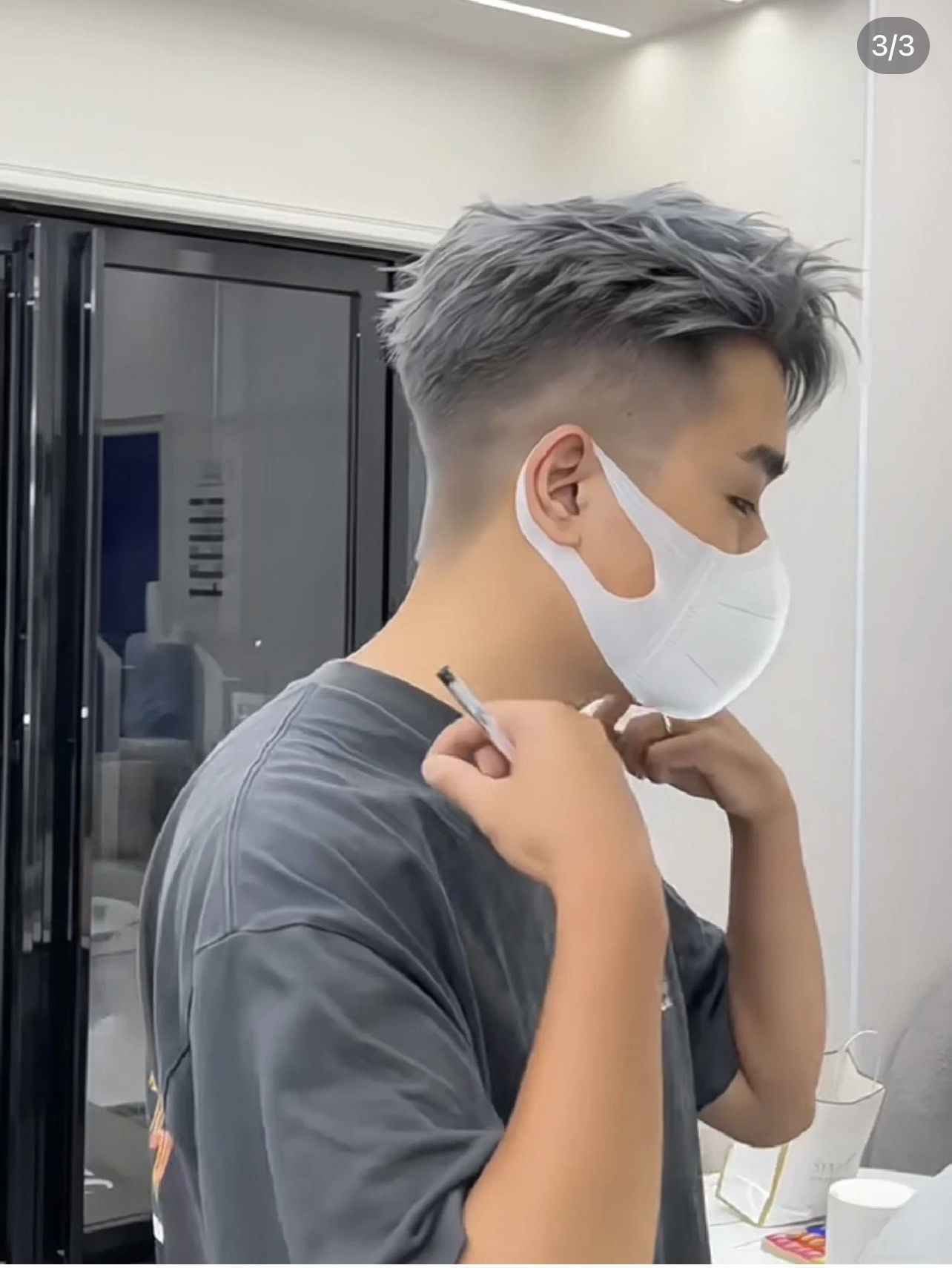 发型穿搭一定不能输
男生清爽酷感发型搭配雾霾灰色系发色
真的太