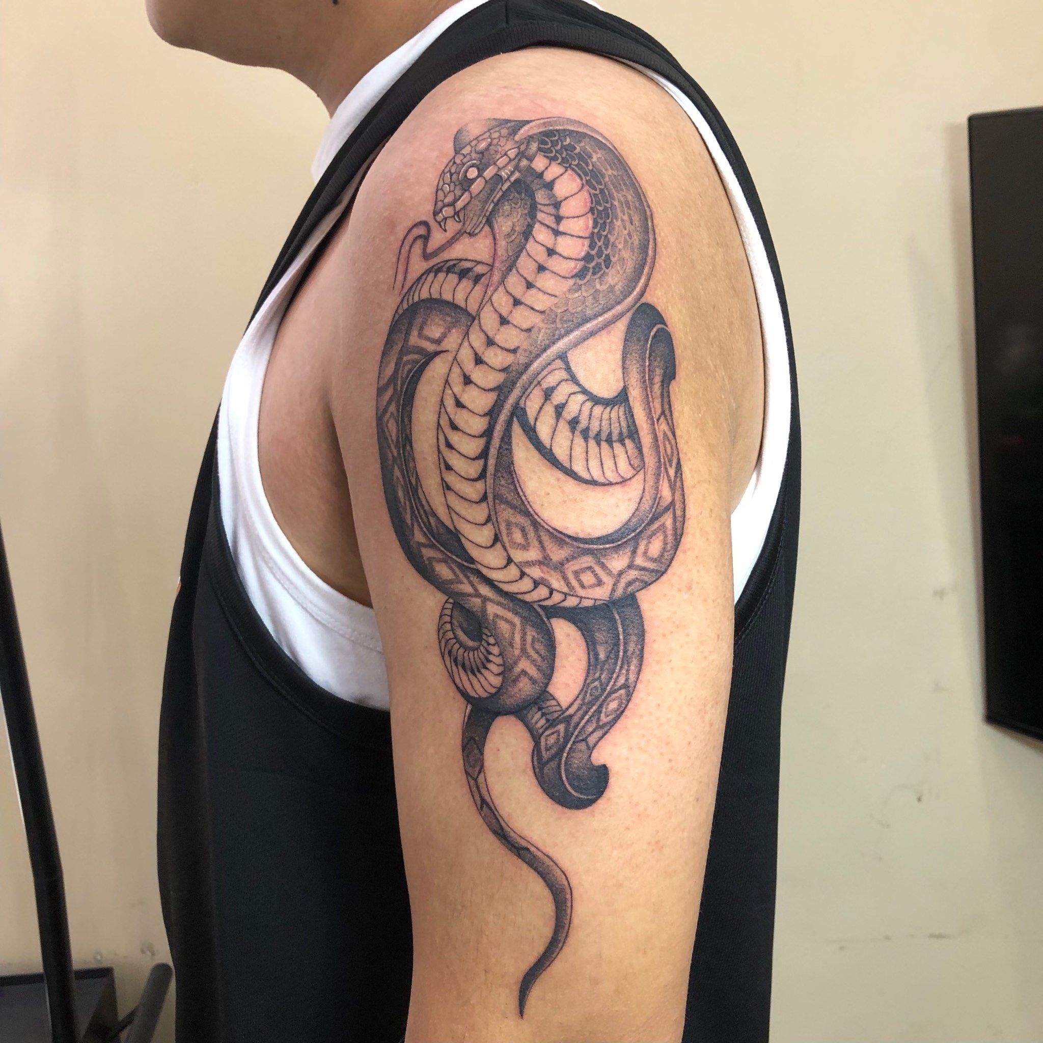 加上一些细节的处理,让整个图的层级关系更突出,更出效果#哈尔滨纹身