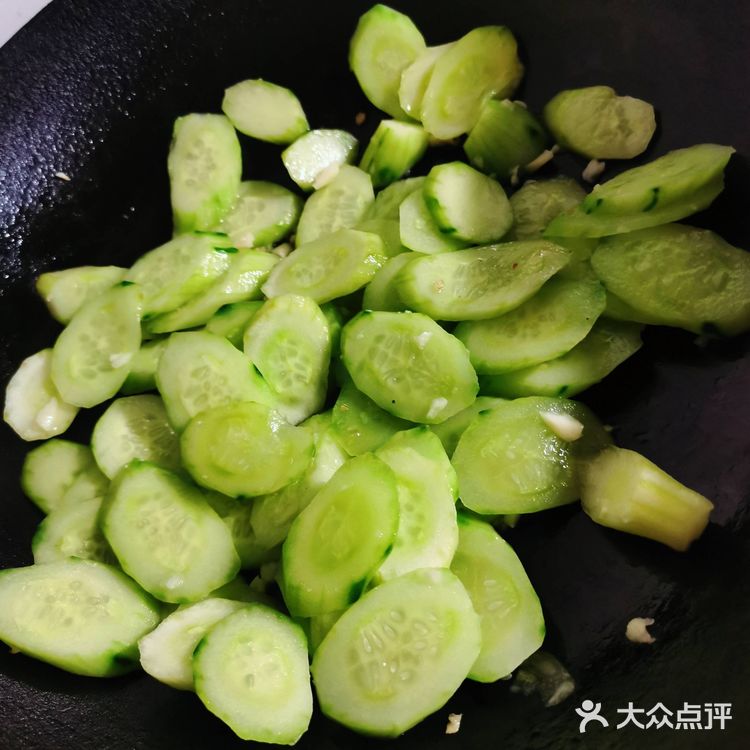 蒜蓉炒青瓜，虽然清淡，但和炎热夏天很配呀！[色]
