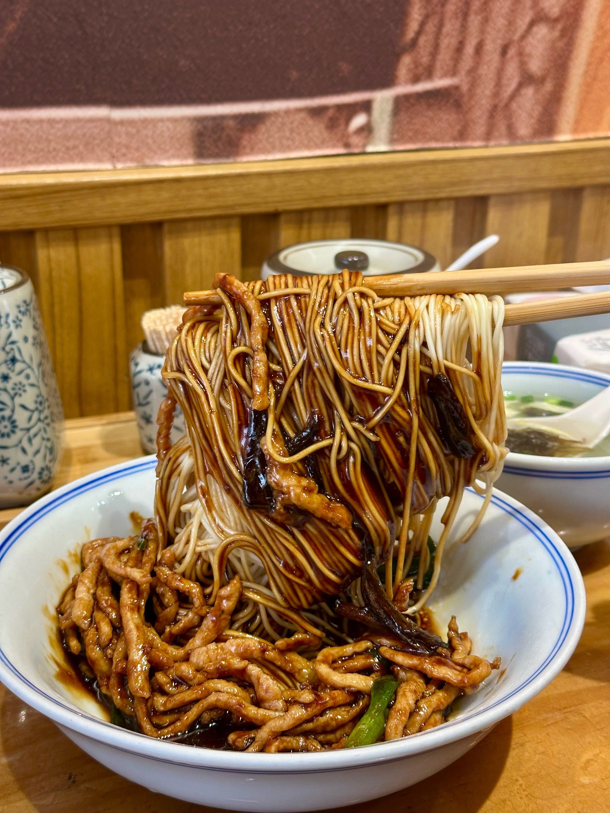 爱一碗上海葱油面,简单的面,入味且酱汁挂面,但不会很甜