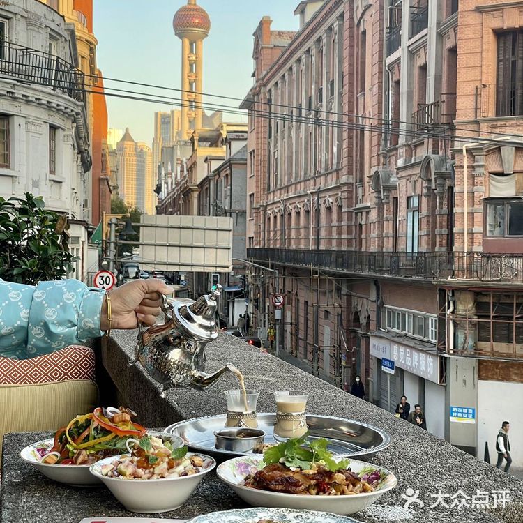 在外滩露台餐厅吃异域新疆风味，好有仪式感