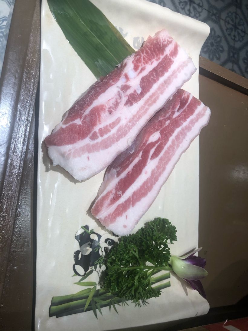 「盘古五花肉」两大长条五花肉看起来品相不错,在特制的烤盘上滋滋