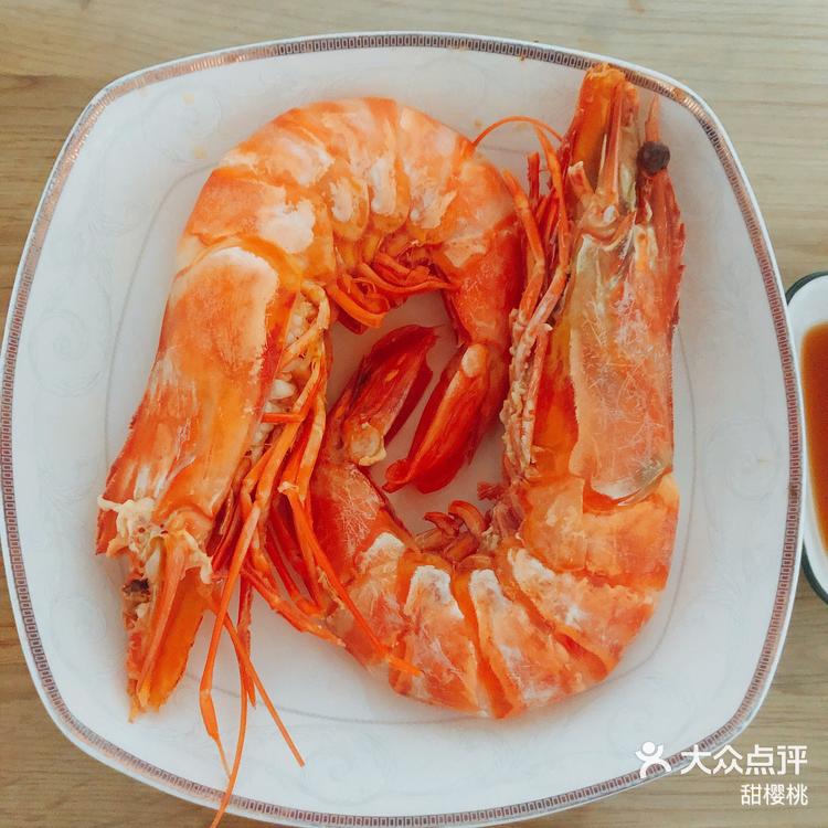 笑死我了,一个盘子就只能盛得下两只每次吃虾总会想起38元青岛大虾事
