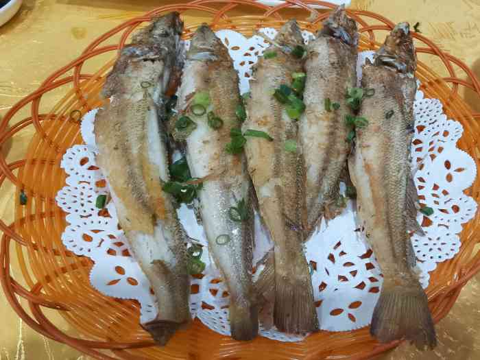 服务员手沙头鱼