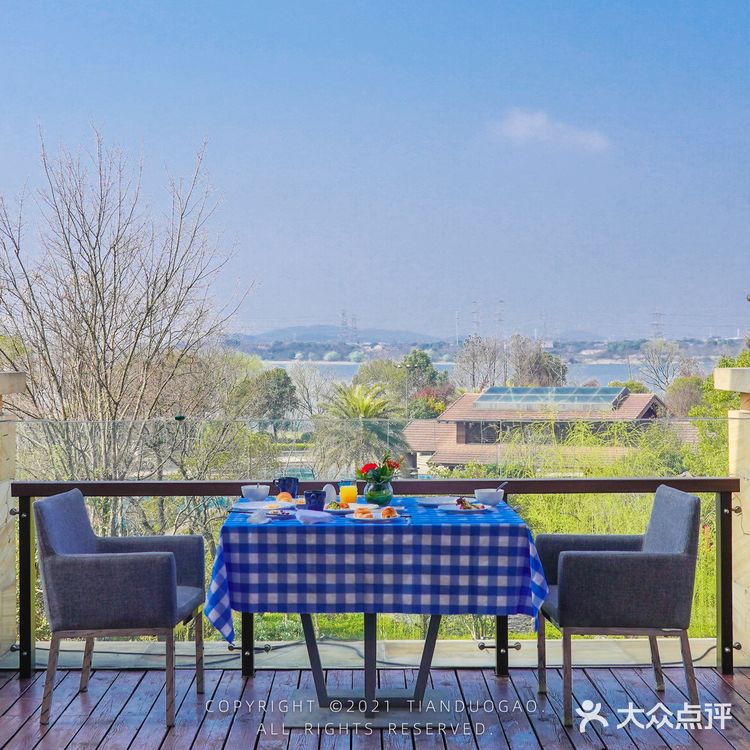 【这家武汉花园自助早餐，湖边樱花风景绝了】在武汉的度假酒店很