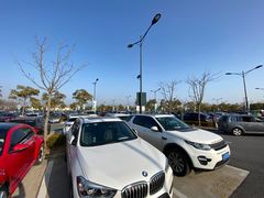 -奕欧来上海购物村停车场