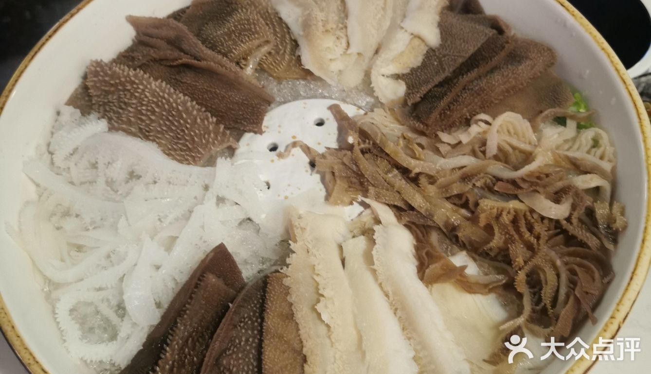 桌与桌之间有一定的空间。菜品