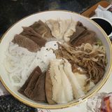 桌与桌之间有一定的空间。菜品