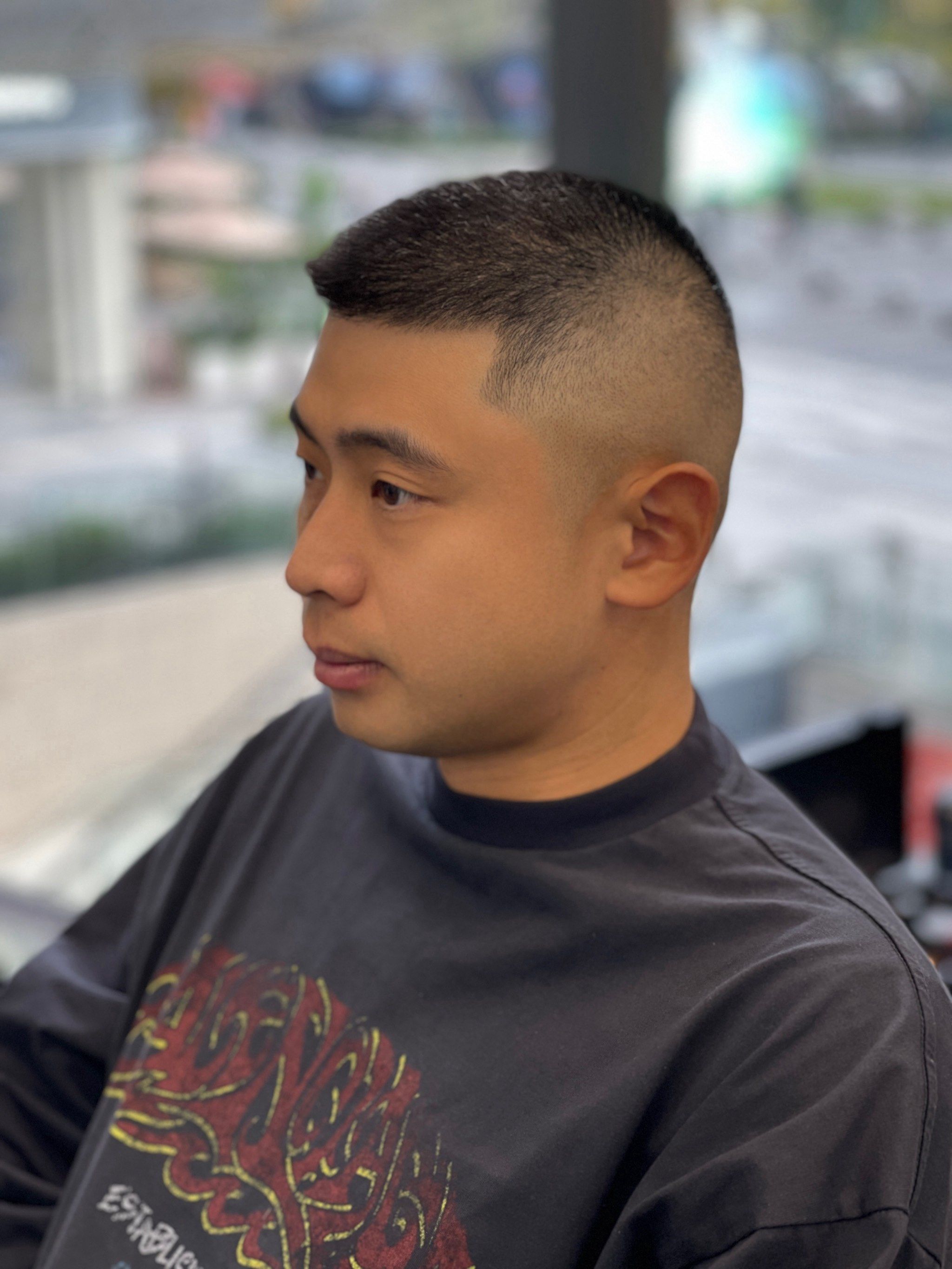 美式圆寸(buzz cut)最经典的美式发型之一,不同于普通的寸头,搭配fade