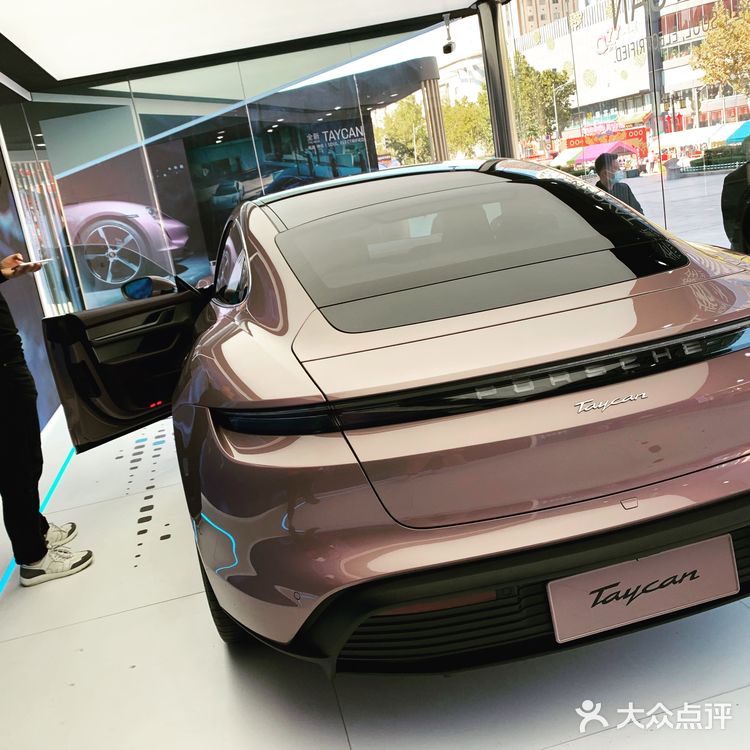 世茂保时捷电动跑车Taycan展来啦