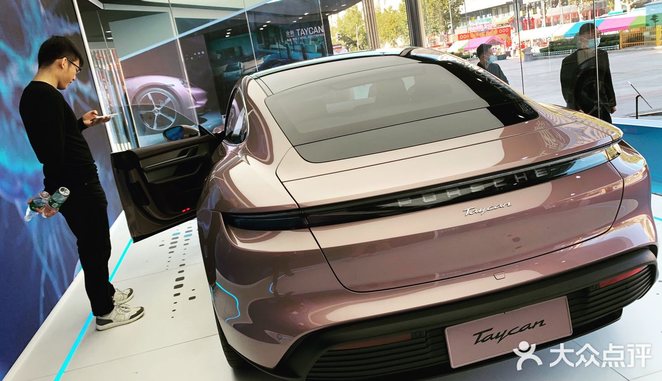 世茂保时捷电动跑车Taycan展来啦