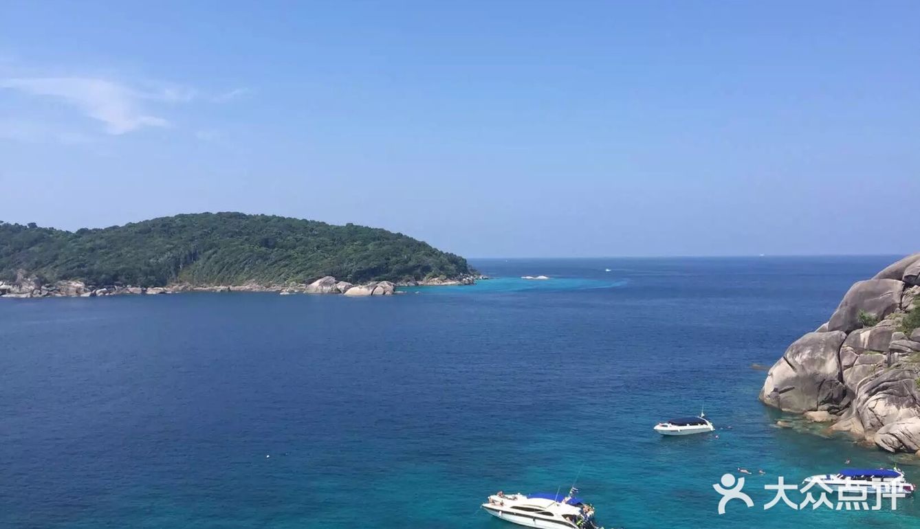 之前去普吉岛玩了一圈，美丽的沙滩，清澈湛蓝深绿的海水