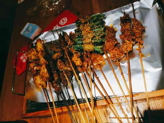 军辉烧烤(佳园路店)-"环境:很火爆,周四晚上10点还满满的,放.