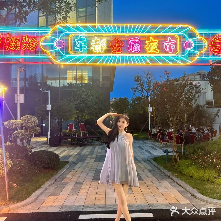 武汉｜五星酒店🔥夜市烧烤竟还有乐队作伴⁉️