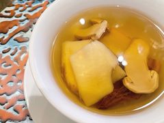 泉水炖牛肝菌松茸汤-悦轩中餐厅·高空江景·杭州柏悦酒店