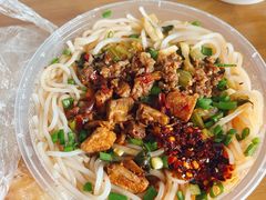 红烧焖肉米线-巍山𤆵肉饵丝