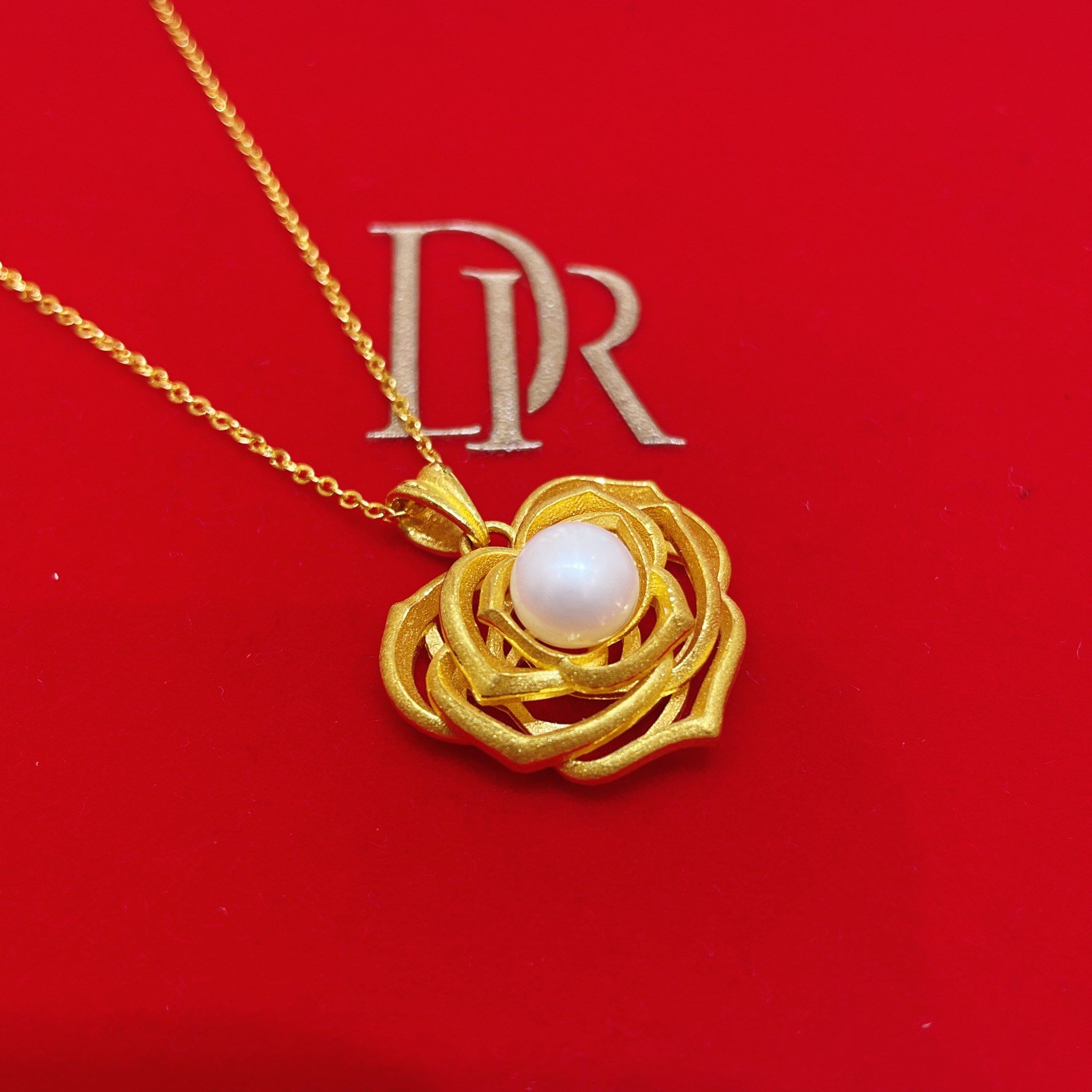 为珍惜,黄金代表永恒,黄金为花瓣,珍珠为花蕊,花瓣堆叠,形成心形玫瑰