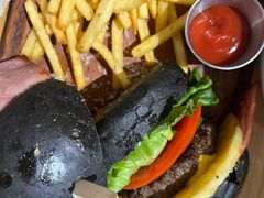 黑凤梨和牛肉汉堡-HELLO 27 意面·沙拉·帕尼尼