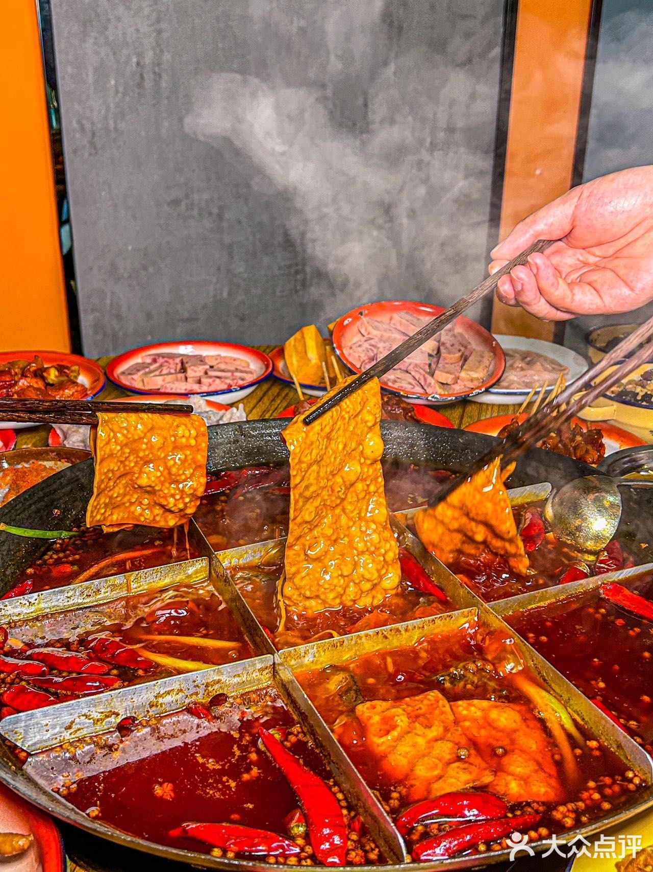 重庆就是这样，藏在社区的火锅味道都好地道！