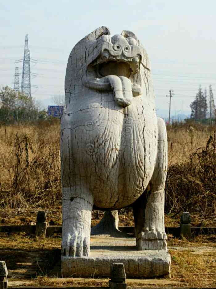 萧恢墓石刻-"这边的石刻都比较精致,看起来年代久远似地.