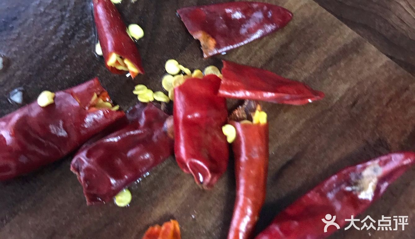 翻炒至变色 倒入芹菜 一起翻炒 快熟时