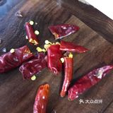 翻炒至变色 倒入芹菜 一起翻炒 快熟时