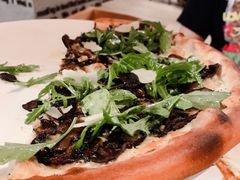 香烤菌菇比萨配芝麻叶-WOLFGANG PUCK KITCHEN & BAR(迪士尼小镇店)