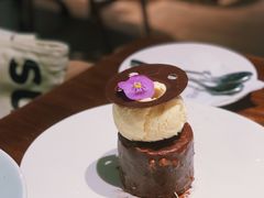 核桃布朗尼配新西兰TipTop焦糖味雪糕-Bistro 63 创意融合料理(广粤天地店)