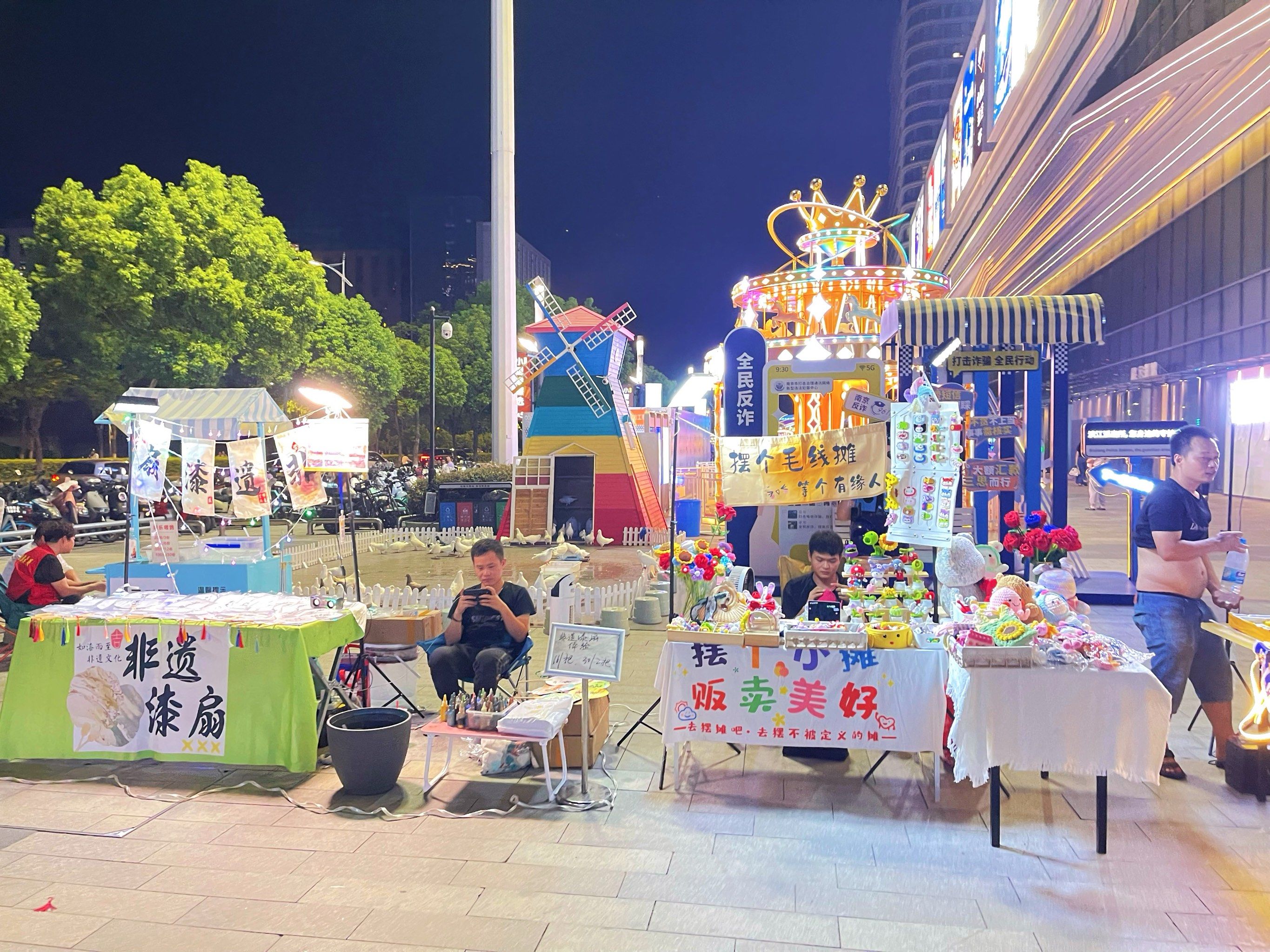 夜市摊位逛不停