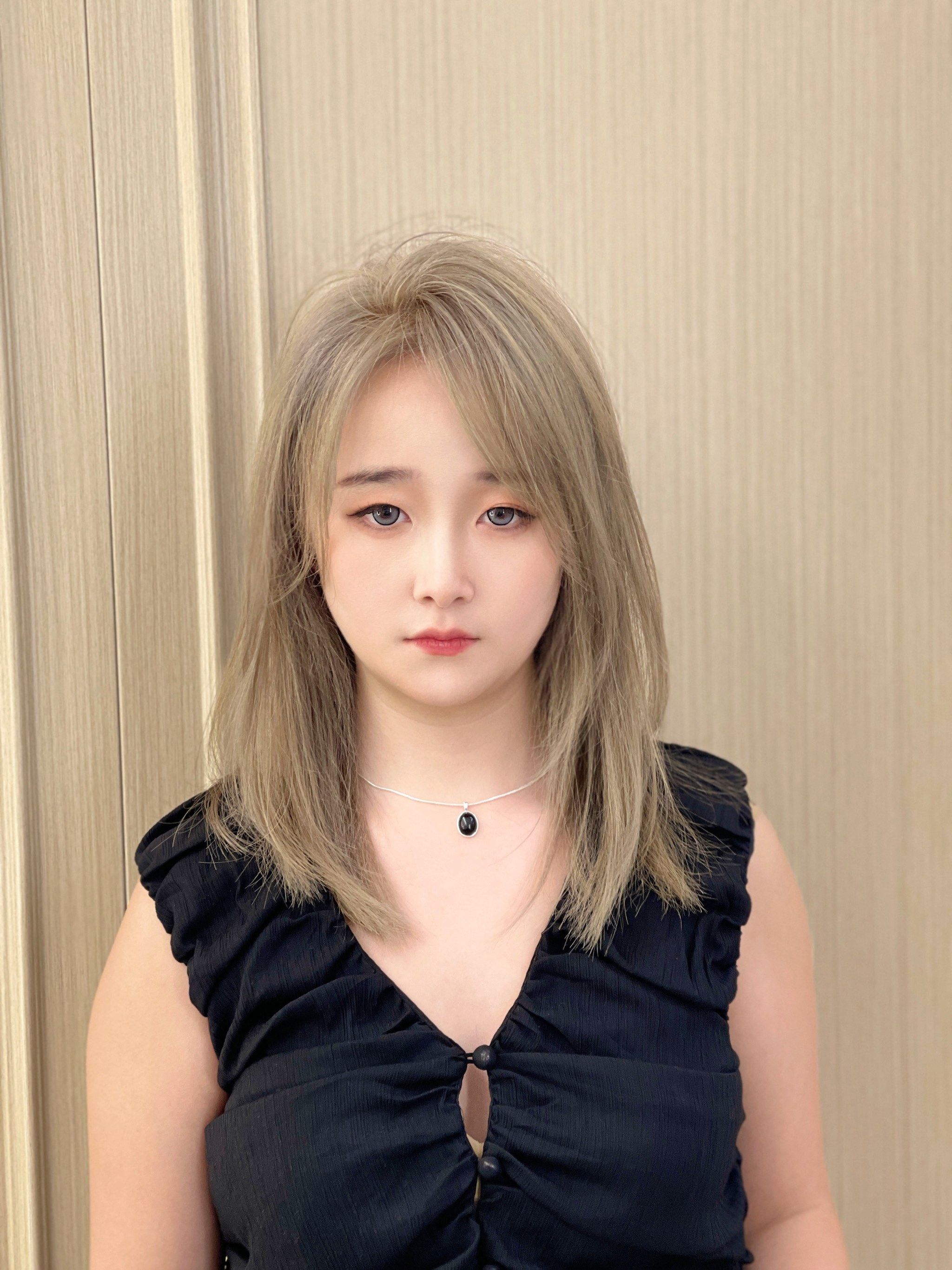 浅亚麻色