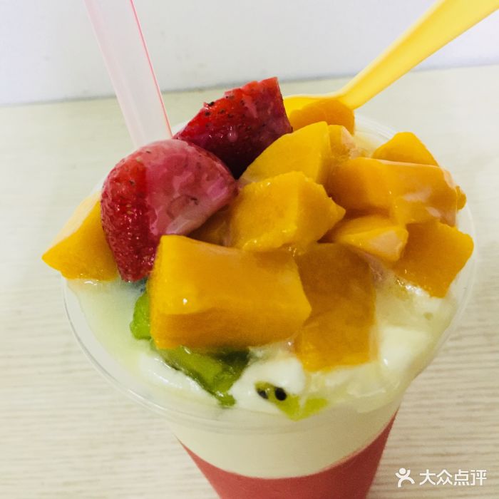 奶盖果肉草莓冰