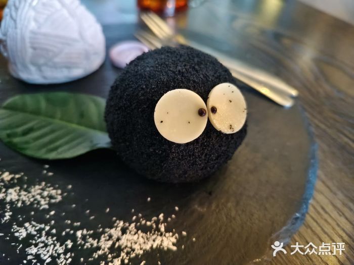 候鸟咖啡(前门店)煤球抹茶慕斯蛋糕图片