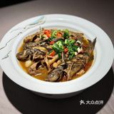 在准备百合时，需要将其洗净并剥离外层的膜
